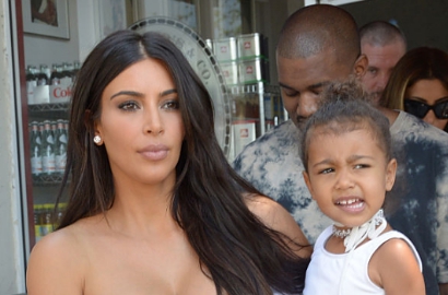 Pakai Tas Senilai Rp 13 Juta, Intip Gaya Kece North West 'Tiru' Kim Kardashian