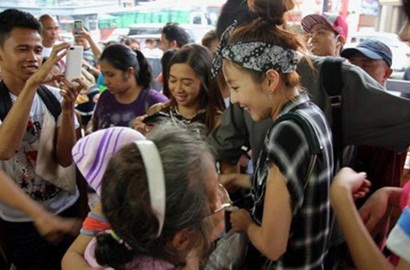 Wow, Dara 2NE1 Diserbu Fans Filipina Saat Syuting 'Battle Trip'