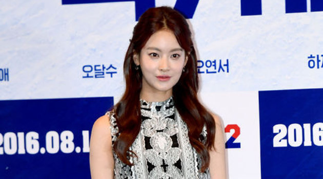 Cute, Pose Santai Oh Yeon Seo di Majalah Tiongkok