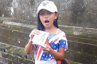Keren, Gadis Cilik Penjual Kartu Pos asal Bali Ini 'Kuasai' 23 Bahasa