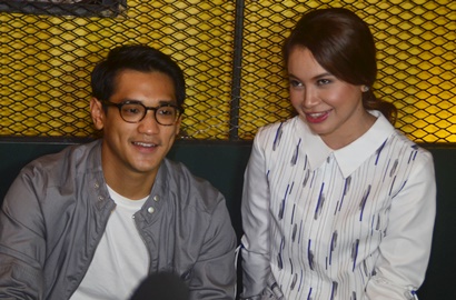 Afgan Pasang Wajah Sendu Foto Bareng Rossa, Netter: Kayak Kena Pelet