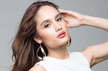 Cinta Laura Seksi Pamer Belahan Dada, Netter: Enggak Ada Baju Lain?