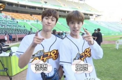 Gong Myung-Doyoung NCT Ganteng Pakai Baju Tradisional di 'Pitch King'