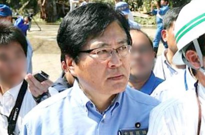 Digendong dan Tertawa Saat Kunjungi Lokasi Banjir, Pejabat Jepang Tuai Kecaman