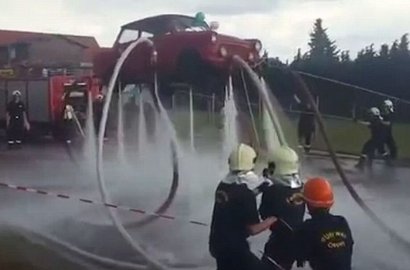 Ajaib, Petugas Pemadam Kebakaran Ini Bisa Bikin Mobil Terbang