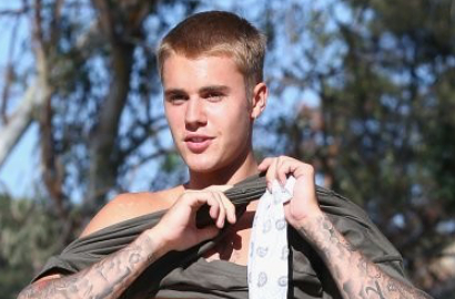 Buktikan Jago Main Skateboard, Justin Bieber 'Terbang' di Atas Tubuh Seseorang