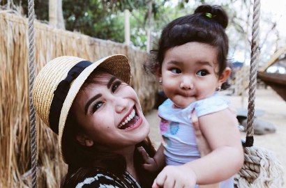 Dibully Haters, Ayu Ting Ting Ingin Sekolahkan Bilqis ke Luar Negeri