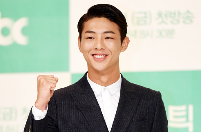 Ungkap Detail Kondisi Ji Soo, Agensi Unggah Foto Saat Pemeriksaan