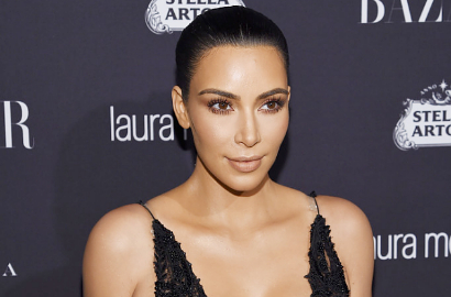 Biasa Terlihat Seksi, Kim Kardashian Kepergok Tampil Pucat Tanpa Make Up