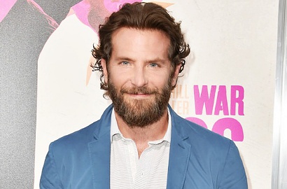 Wah, Bradley Cooper Selfie Senyum Bareng Ibu Negara AS Michelle Obama