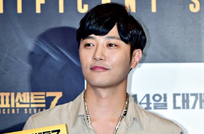 Kejutan! Jin Goo Selfie Ganteng Saat Berangkat ke Jakarta