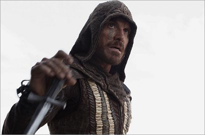 Keren dan Misterius, Michael Fassbender Siap Bertarung di Foto 'Assassin's Creed'