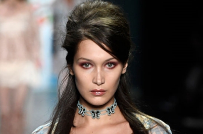 Pakai Heels Setinggi 15 Cm, Bella Hadid Jatuh Tersungkur di Atas Catwalk
