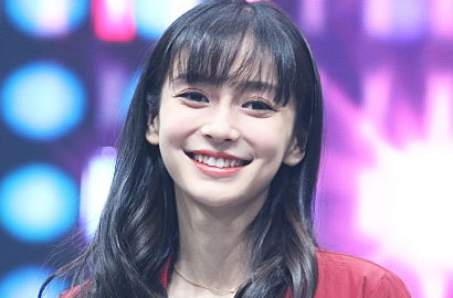 Jalan-Jalan Bareng Huang Xiaoming, Angelababy Tutupi Kehamilan Pakai Baju Kebesaran?