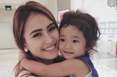 Asyik Nyalon, Pose Putri Ayu Ting Ting Berwajah 'Mesum' Ini Banjir Kritik Netter