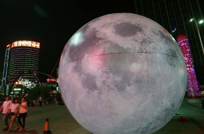 Diserang Topan Meranti, Bulan Ini Menggelinding di Jalanan Tiongkok