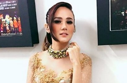 Foto 'Blur', Mulan Disindir Minta Ahmad Dhani Belikan HP Baru