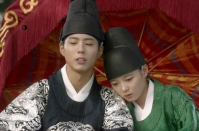 Awas Baper, Park Bo Gum Pamer Foto Kim Yoo Jung Gendong Bayi di BTS 'Moonlight'