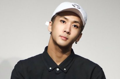 Ravi VIXX Duduk Mesra Peluk Bahu Cewek, Siapa?