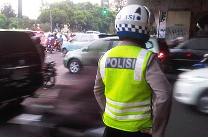 Kisah Dua Polisi Bantu Wanita Ganti Ban Bikin Netter Kagum