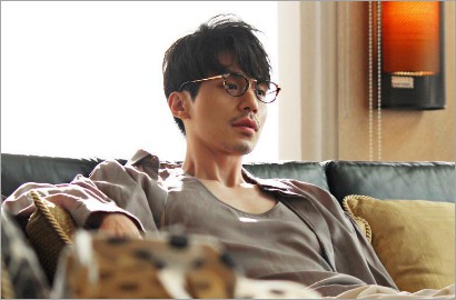 Foto Bareng Bayi, Lee Dong Wook Sudah Pantas Jadi Ayah