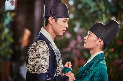 Cieee, Park Bo Gum Salah Tingkah Usai Cium Kim Yoo Jung di BTS 'Moonlight'
