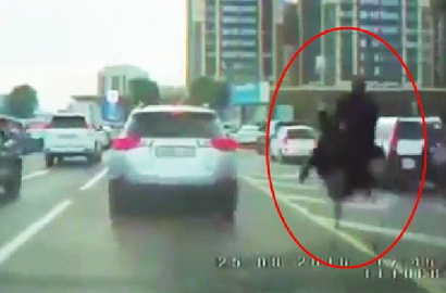 Heboh Aksi Pria Terjang Kemacetan dengan Naik Burung Unta, Netter: Masa Sih