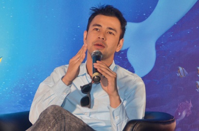 Bantah Isu Pria Kaos Merah Pakai Gelang di Mobil Ayu, Netter Sindir Raffi Bohong
