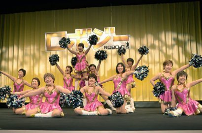 Hebat, Nenek-Nenek Usia 70-an Ini Jadi Cheerleader Terkenal