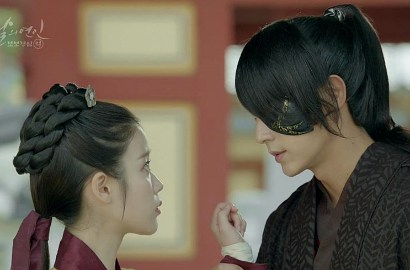Penuh Perhatian, IU Samarkan Bekas Luka Lee Jun Ki di 'Scarlet Heart Ryeo'