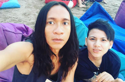 Awas Baper, Istri Aming Pamer Video Tidur di Tepi Pantai Diiringi Musik Romantis