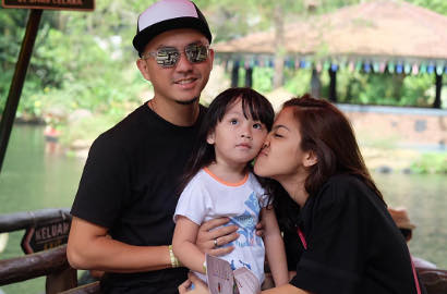 Pasang Muka Bahagia, Intip Lucunya Putri Omesh Umumkan Kehamilan Sang Bunda