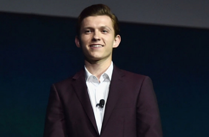 So Sweet, Tom Holland Selamatkan Wanita Rambut Merah di 'Spider-Man: Homecoming'