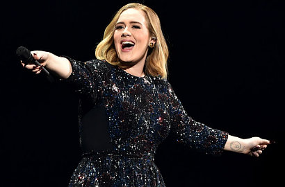 Peluk Anak Berusia 4 Tahun, Konser Adele di New York Banjir Tepuk Tangan
