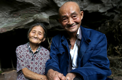 So Sweet, Kakek Nenek Ini Mesra Meski Tinggal di Gua Selama 54 Tahun
