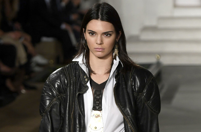 Pamer Dada Hingga Paha, Kendall Jenner Bak Dewi Balerina di Pemotretan Vogue