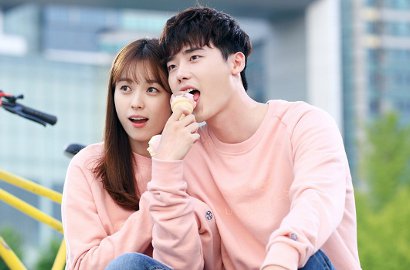 Awas Baper, Foto Mesra Lee Jong Suk-Han Hyo Joo di 'W' Ini Raih 1 Juta Like