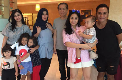 Nagita Libur Sambil 'Kerja' di Singapura, Fans: Kasihan Gak Punya Privasi