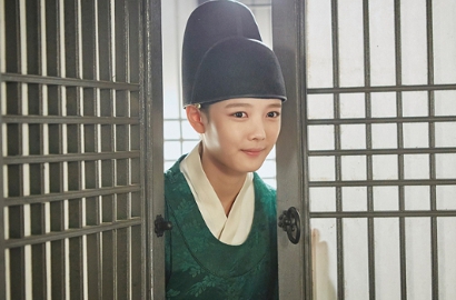 Ultah, Kim Yoo Jung Terharu Dapat Kejutan Saat Syuting 'Love in Moonlight'