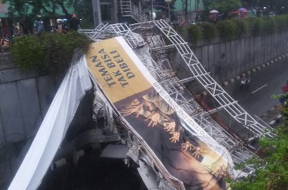 Hujan Deras, Jembatan Penyeberangan Pasar Minggu Ambruk