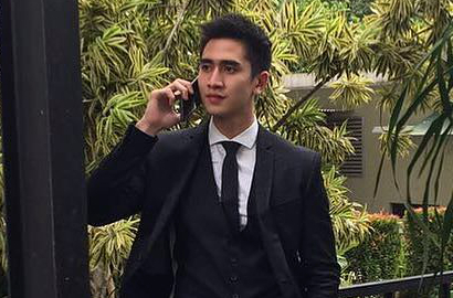 Tampan dalam Balutan Jas, Verrell Bramasta Jadi Pendamping Pernikahan Sang Ayah