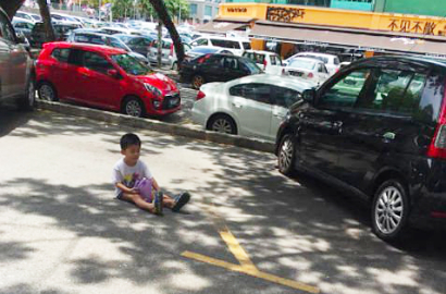 Bikin Geram, Ibu Ini Tega Jemur Anaknya untuk Jaga Tempat Parkir