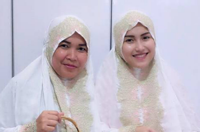 Bikin Ngakak, Ibu Ayu Ting Ting Pakai Daster dan Lupa Copot Label Jilbab Saat Endorse