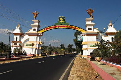 Benda Misterius Mirip Onderdil Pesawat Jatuh Timpa Kandang Warga di Sumenep