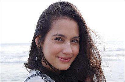 Pevita Pearce Cantik Berkebaya Kuning, Fans: Nikah Yuk?
