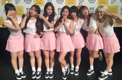 Hiii, Ada Sosok Menyeramkan Nyempil di Foto Oh My Girl Ini