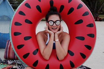 Asyik Liburan di Pantai, Luna Maya Kembali Tampil Cantik dengan Bikini Seksi