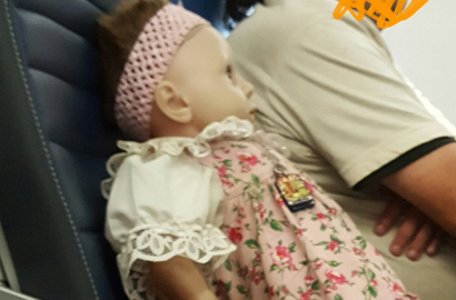 Menyeramkan, Boneka Bayi Ini Berpergian Naik Pesawat Sendiri