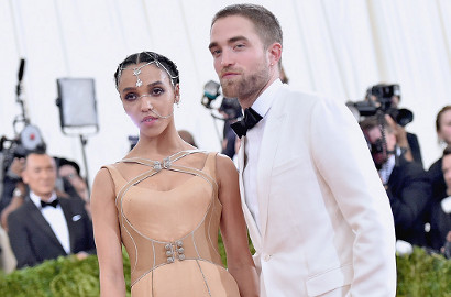 Disebut Gay, Robert Pattinson Buktikan Masih Mesra dengan FKA Twigs