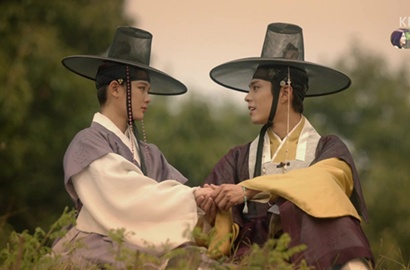 Makin Mesra, Park Bo Gum Pangku Kim Yoo Jung di Foto Adegan 'Moonlight'